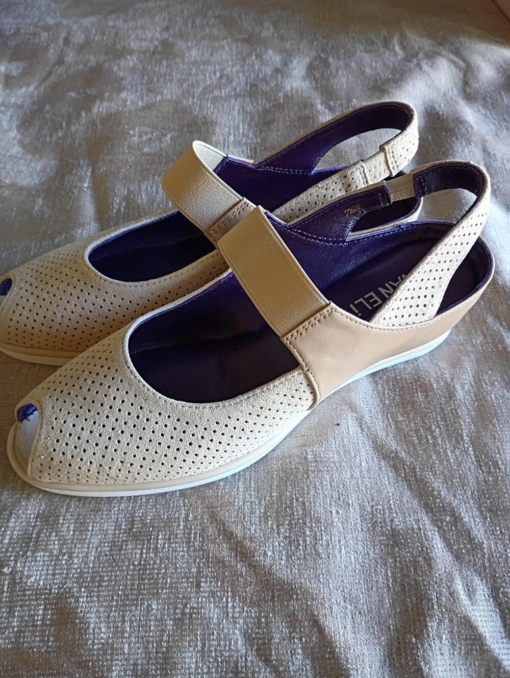 Vaneli "Reana" Tan Suede Wedge Sandals, NWT size 7.5